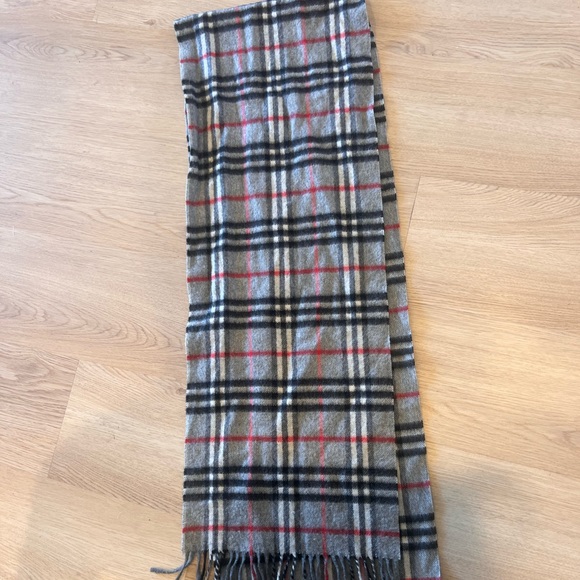 Authentic gray Burberry scarf - Picture 2 of 3